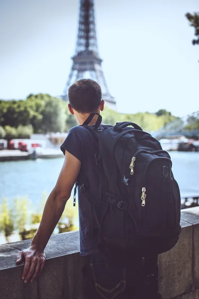 Turista na ponte perto da Torre Eiffel . — Fotografia de Stock