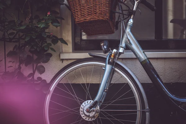 Cykel på gatan. — Stockfoto