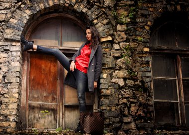 Tuğla duvar arka plan üzerinde poz ince kız