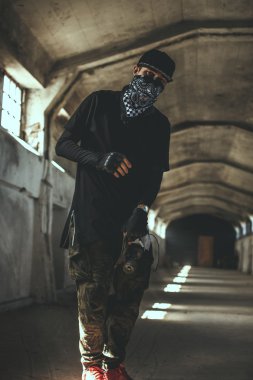 Adam gangster giyim ve yüz maskesi 