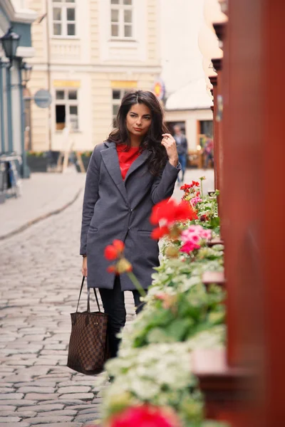 Brünette mädchen zu Fuß auf der straße. — Stockfoto