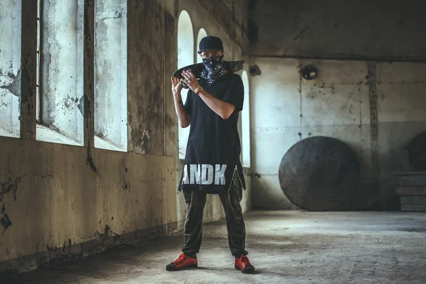 Man in gangster masker met skateboard. — Stockfoto