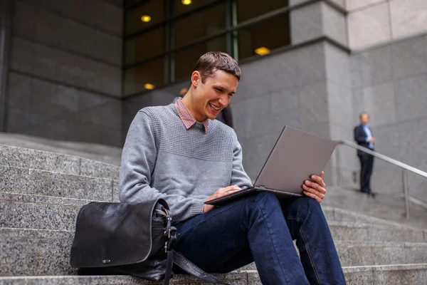 Man in jeans and red shirt on the city street. — Stock Photo, Image