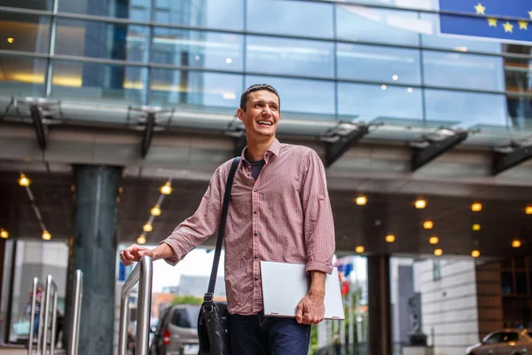 Man in jeans and red shirt on the city street. — Stock Photo, Image