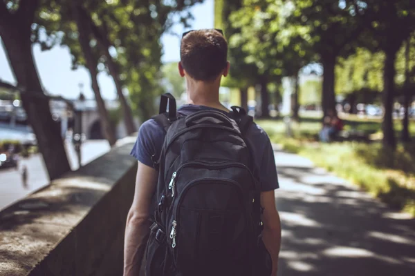 Uomo viaggiatore attraente . — Foto Stock