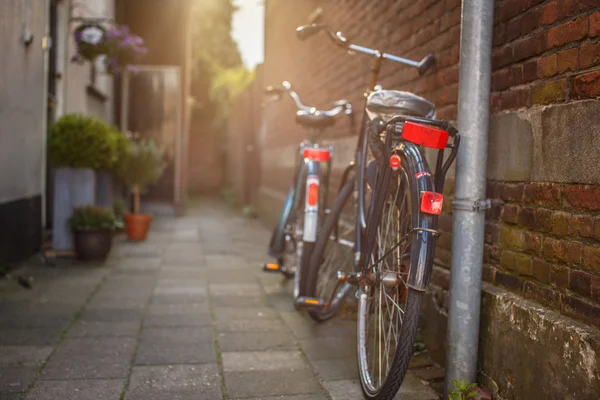 Gammal cykel på gatan. — Stockfoto