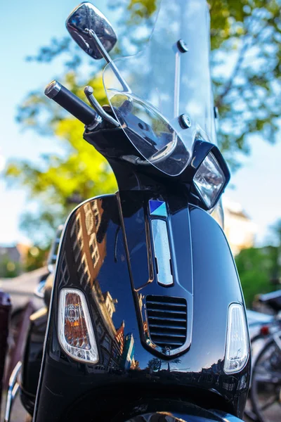 Blauwe scooter op de stad straat. — Stockfoto