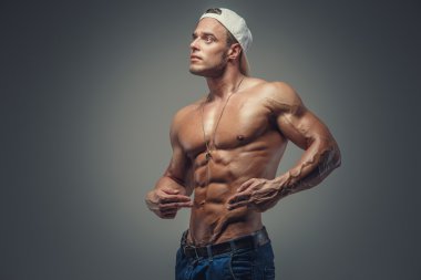  adam beyaz şapkalı kaslı vücudu gösterilen.
