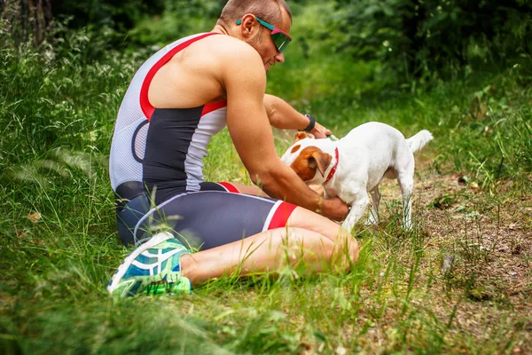 Sportsman avec son chien dans la forêt . — Photo