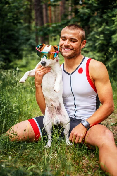 Sportsman avec son chien dans la forêt . — Photo