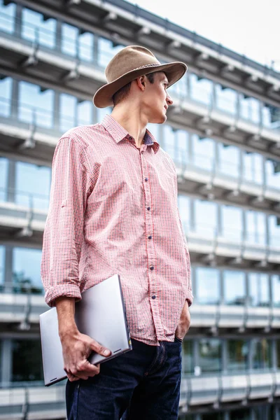 Casual guy with laptop. — Stock Photo, Image