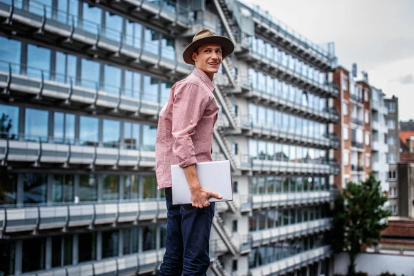 Casual guy with laptop. — Stock Photo, Image