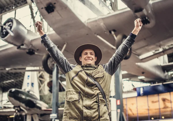 Hombre divertido en el museo de aviones . — Foto de Stock