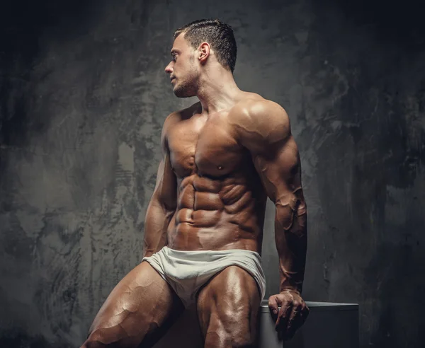 Impressionante giovane bodybuilder in mutandine bianche — Foto Stock