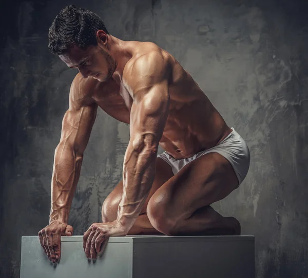 Musculoso chico en bragas blancas — Foto de Stock