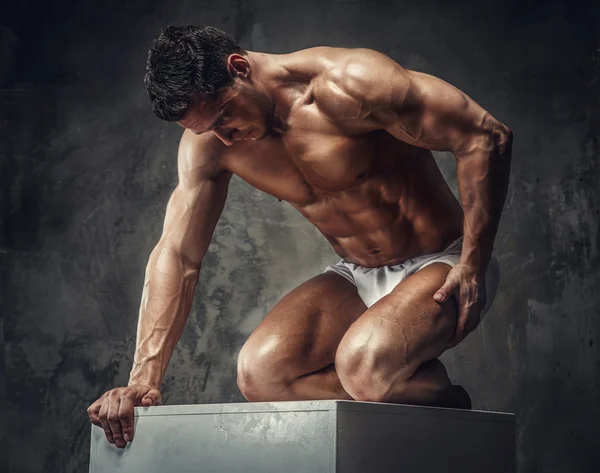 Muskulös kille i vita trosor — Stockfoto