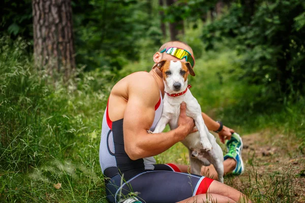 Homme avec chien dans la forêt — Photo