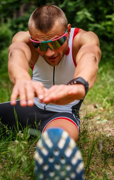 Мужчина в спортивной одежде делает наращивание тела — стоковое фото