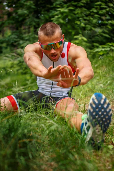 Мужчина в спортивной одежде делает наращивание тела — стоковое фото