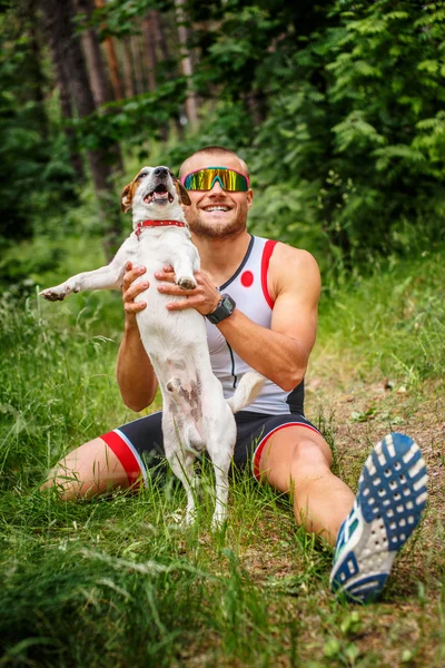 森の中の犬を持つ男 — ストック写真