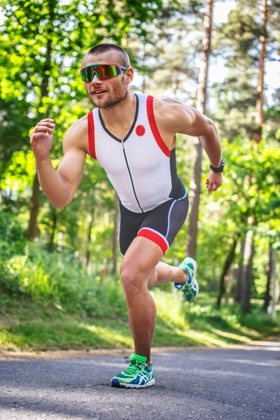 Hombre en ropa deportiva y gafas de sol — Foto de Stock