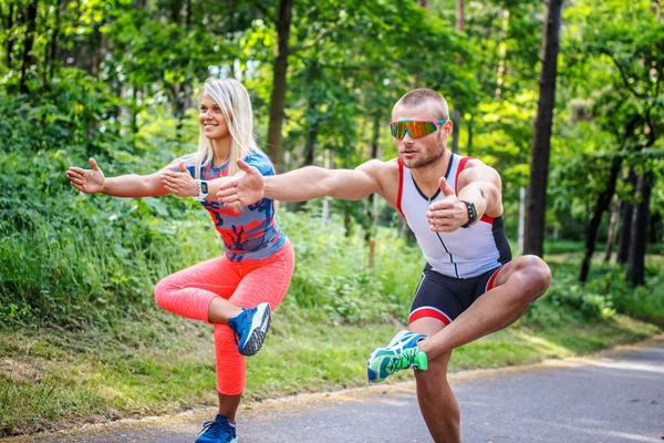 Hombre y mujer haciendo ejercicios . — Foto de Stock