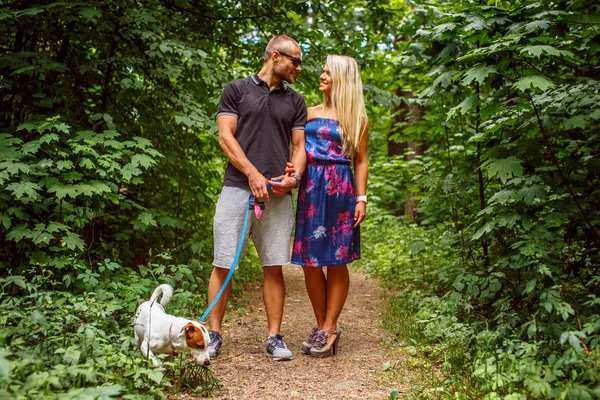 Hombre y mujer con perro . — Foto de Stock