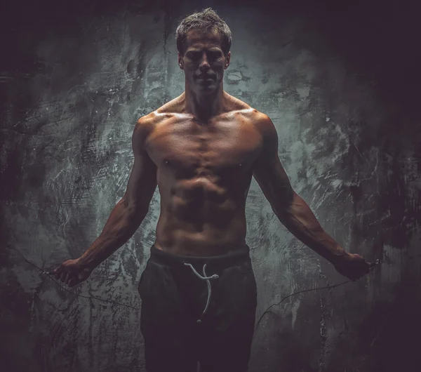 Uomo muscoloso in posa in studio — Foto Stock