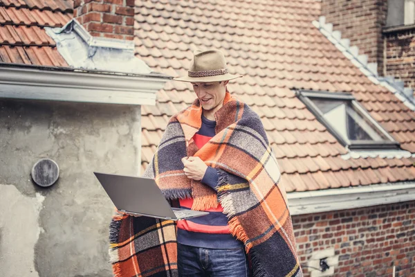 Man in hat with laptop. — Stock Photo, Image