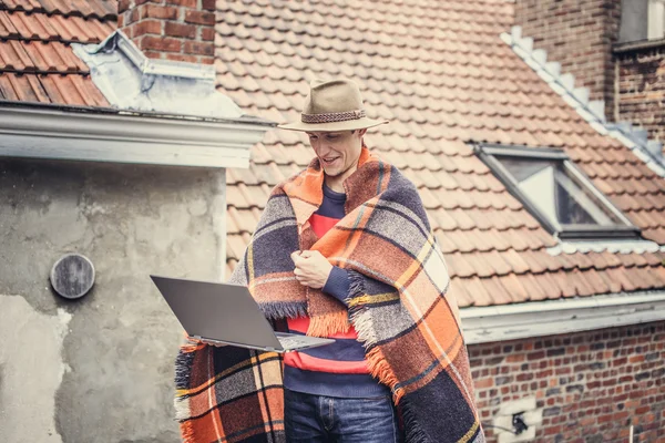 Hombre en sombrero con portátil . —  Fotos de Stock