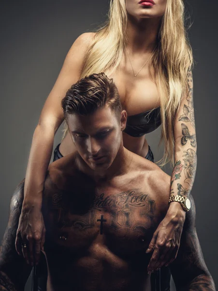 Uomo e donna con tatuaggi — Foto Stock