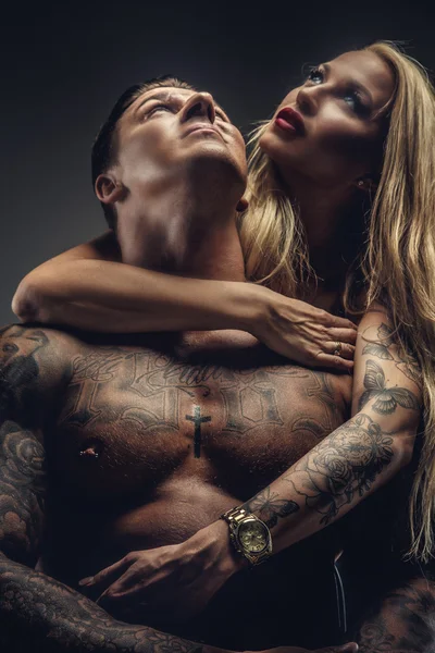 Uomo e donna con tatuaggi — Foto Stock