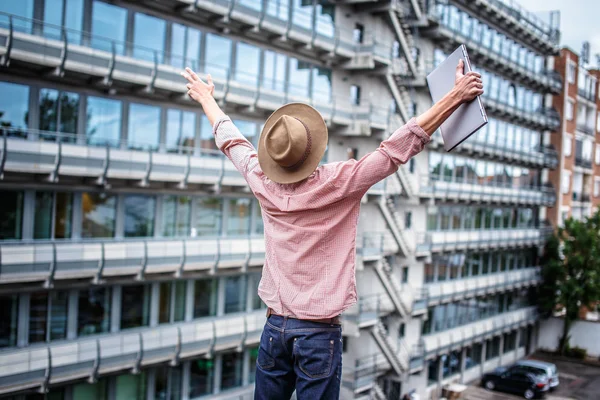 Man in hat with laptop. — Stock Photo, Image