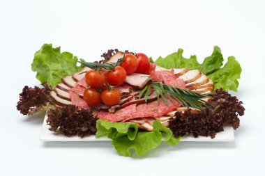 et ve sebze beyaz plaka üzerinde 