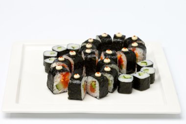 Beyaz tabakta suşi..