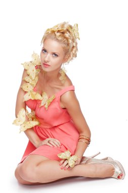 pembe elbiseli sarışın kadın 