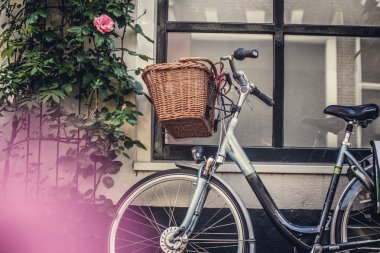 Sokaktaki bisiklet..