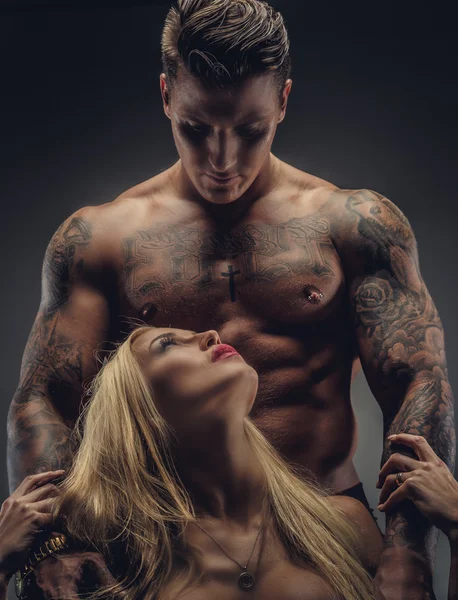 Maschio e femmina tatuati . — Foto Stock