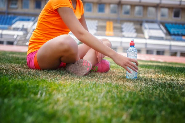 Chica en ropa deportiva con botella de agua —  Fotos de Stock