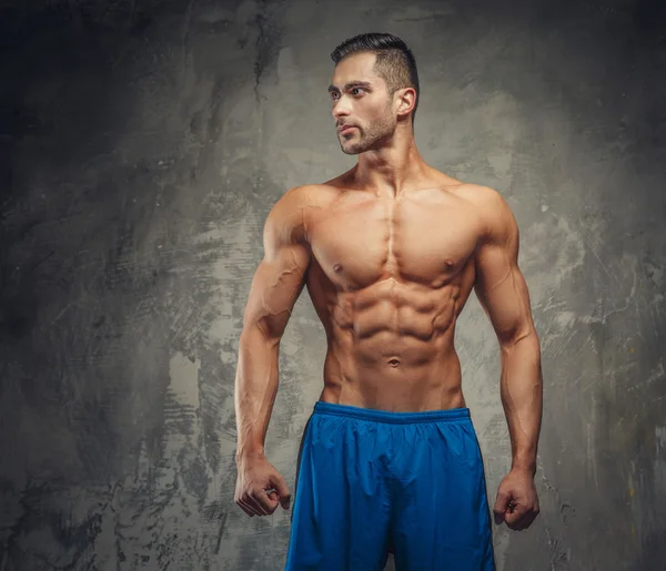 Shirtless muscular fit model — Stockfoto