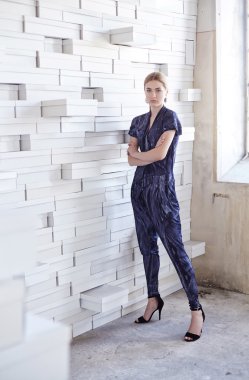 Mavi elbiseli sarışın kız 