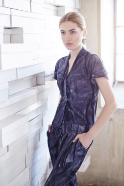 Mavi elbiseli sarışın kız 