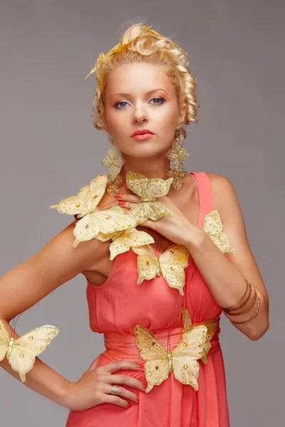 Mulher loira com borboleta dourada . — Fotografia de Stock