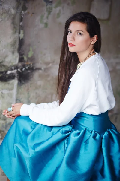 Mujer seria en vestido azul . —  Fotos de Stock