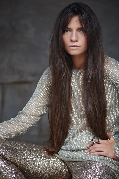 Girl in shiny clothes posing — Stockfoto