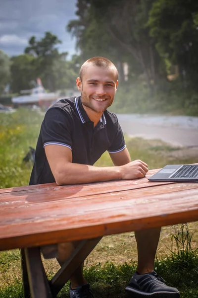 Mann arbeitet mit Laptop — Stockfoto