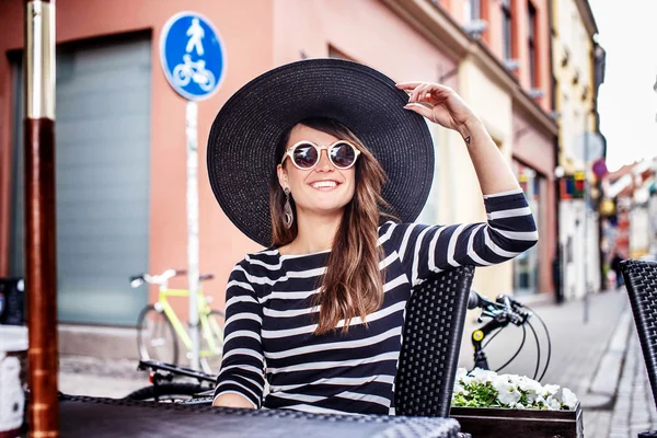 Красива жінка в літньому капелюсі і сонцезахисних окулярах — стокове фото