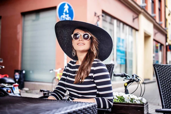 Pretty woman in summer hat and sunglasses — Stockfoto