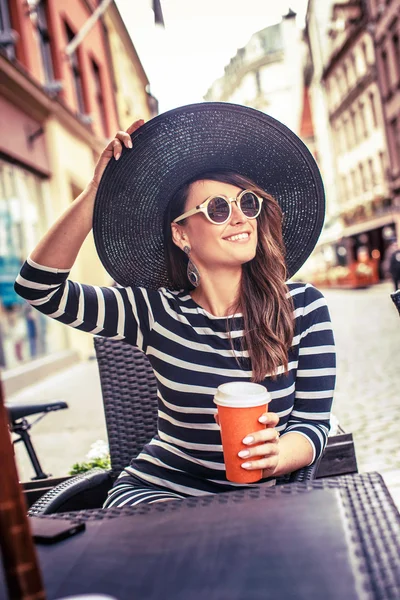 Pretty woman in summer hat and sunglasses — Stockfoto