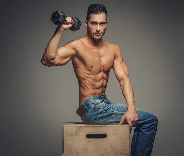 Shirtless muskulös man i denim jeans. — Stockfoto